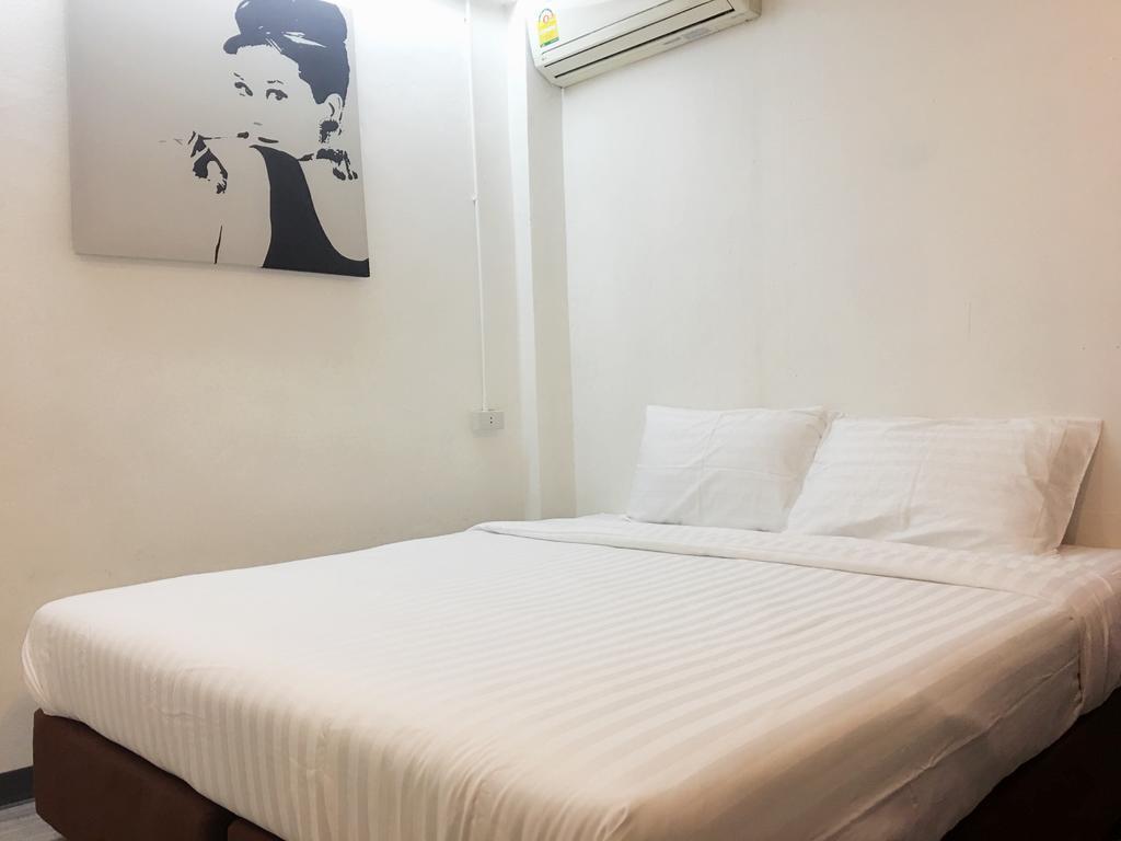 The Rabbit'S Hole Hostel Bangkok Exterior foto